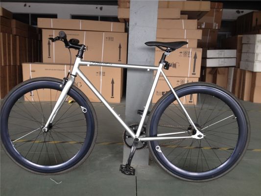 700c fiets met vaste versnellingen met hard frame, niet-achterste demper en aluminium velgmateriaal