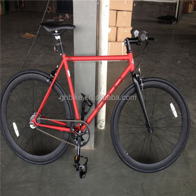Rode kleur 3-snelheid fixe versnellingsfiets met Kenda band en Neco hoofdset op Chromoly frame