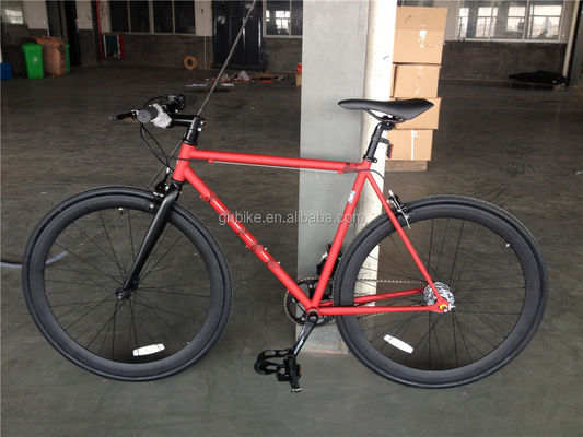 Rode kleur 3-snelheid fixe versnellingsfiets met Kenda band en Neco hoofdset op Chromoly frame