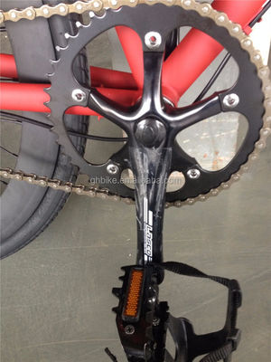 Rode kleur 3-snelheid fixe versnellingsfiets met Kenda band en Neco hoofdset op Chromoly frame