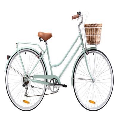Vintage vrouwen stap door de fiets met voorkant mand en 7-snelheid klassiek ontwerp