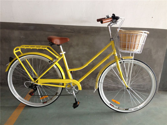 Vintage vrouwen stap door de fiets met voorkant mand en 7-snelheid klassiek ontwerp