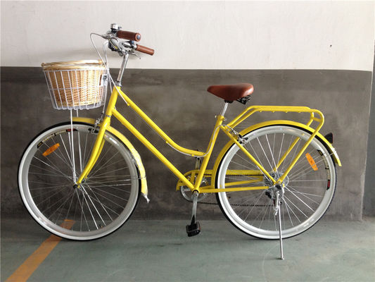 Vintage vrouwen stap door de fiets met voorkant mand en 7-snelheid klassiek ontwerp