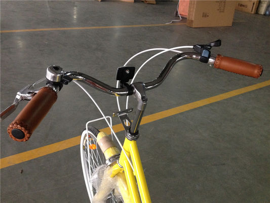 Vintage vrouwen stap door de fiets met voorkant mand en 7-snelheid klassiek ontwerp