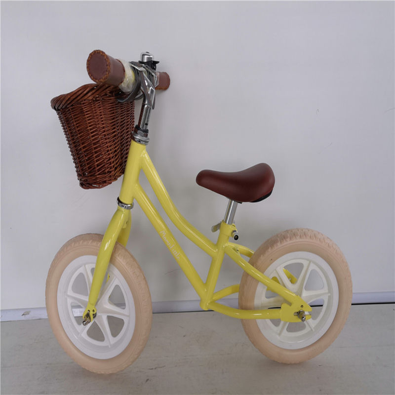 12 inch Foam Tire Kids' Balance Bike Gele Kleur Laadcapaciteit 70kg Front Wicker Basket
